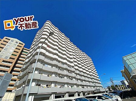 青空が広がる現地からの写真です。堂々とした外観のマンションで、新たな暮らしを始めてみませんか♪お気軽にお問い合わせください◎