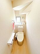 いつも清潔◎ウォシュレット機能を搭載したトイレ♪掃除がしやすいシンプルなデザインも魅力◎