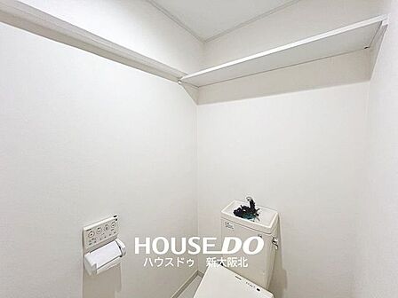 ■トイレの上にはトイレットペーパーなどをストックしておけそうなスペースがございます◎