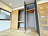 収納：■リビングにも大容量の収納がございます！■お部屋がスッキリ片付くだけでなく、新しく収納棚を買い足す必要がないので、初期費用が抑えられそうですね！