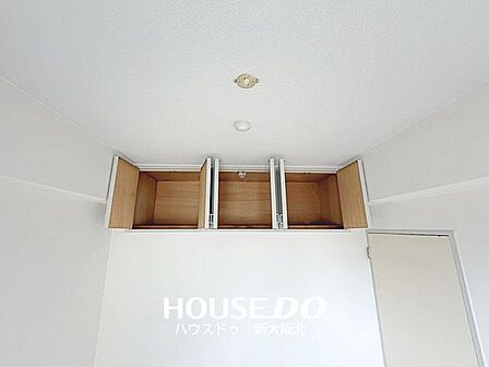 ■天井付近には吊戸棚を備えており、季節物や使用頻度の低い荷物もすっきり収納できます♪■床面を広く使えるのもうれしいポイントです！