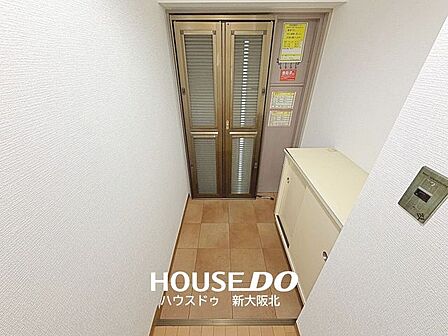 ■玄関部分です。■玄関ドアに網戸カーテンがついています!■風通しが確保されカビや結露を防ぎ、季節を問わず快適な環境を維持できます!