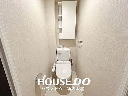 ■白を基調とした清潔感のあるトイレになっています!■トイレ後ろにはトイレットペーパー等を収納できる収納付き♪