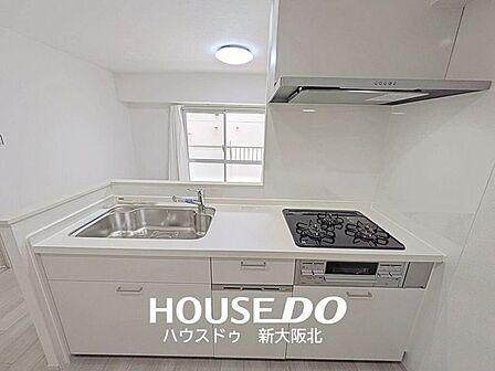 ■ご家族との会話が楽しめる対面式のシステムキッチン!■食洗器やグリルなど設備が充実♪毎日のお料理が楽しくなりそうですね!