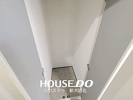 ■玄関にも収納庫!傘やベビーカーなどの収納に大活躍!■造り付けの収納は地震の揺れで倒れる心配がないので、防災面でも安心です!