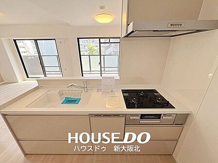 ■ご家族との会話が楽しめる対面式のシステムキッチン！■料理をしながらテレビを見たり、お子さまの様子を見守ることもできますよ！■毎日のお料理が楽しくなりそうですね！