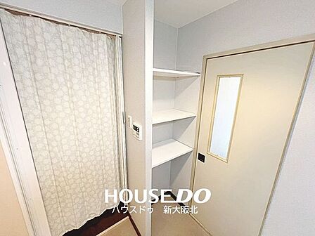 ■洗面所にも嬉しい収納棚♪ご家族の着替えやタオル類、日用品等もまとまります!