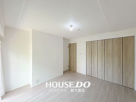 ■バルコニーに面した7.6帖洋室■子供部屋や寝室などにお使いいただける洋室が3部屋ございます!