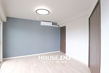 ■7帖の洋室は一部にアクセントクロスを使用!■アクセントクロスはオシャレなだけではなく、空間に奥行きをもたせ、お部屋をより広く見せる効果があります!