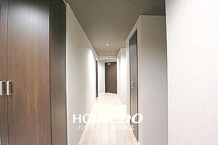 ■明るい床材と落ち着いた色合いの建具が調和した廊下です♪収納スペースも備わり、すっきりとした住空間を保てます◎