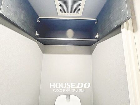 ■トイレにも嬉しい収納付き!■扉がついているのでトイレットペーパーのストックや掃除道具などもスッキリ収納できます!