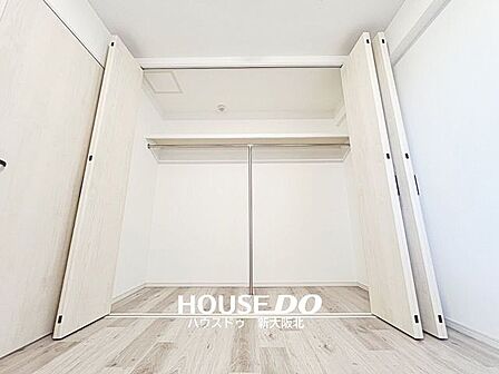 ■奥行きにゆとりあるクローゼット!■造り付けのクローゼットは地震の揺れで倒れる心配がなく、防災面でも安心です!