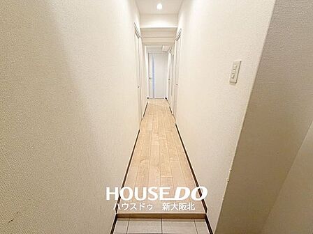 ■玄関から各居室へつながるすっきりとした廊下！■明るい内装で、住まい全体に清潔感のある印象を与えます♪