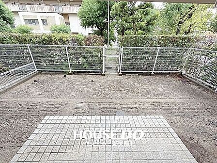 ■約44m2の専用庭付きです♪■ガーデニングやお子様の遊び場など、暮らしの楽しみが広がる開放的なプライベート空間です♪
