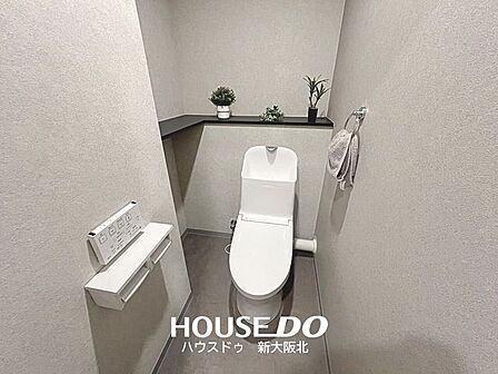 ■嬉しいウォシュレット機能付きトイレ!■トイレの後ろには少しスペースがあるので、掃除用具やサニタリーボックスを置いておくことができます!