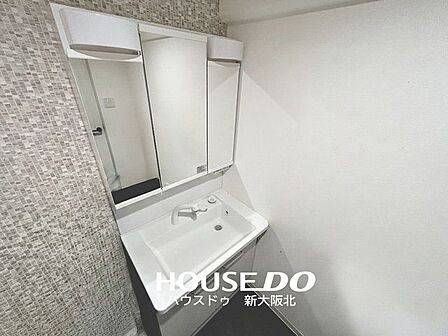 ■三面鏡の洗面台は鏡裏にもたっぷりの収納スペースがあるので、いつもスッキリと保てますね!
