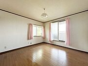 室内(2025年8月)撮影◎本日案内可能◎2面採光の2階居室。明るさはもちろん風通しも良く快適に過ごせそう◎