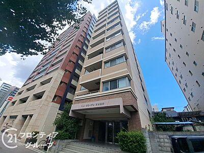 外観：SRC造、11階建てのマンションです。