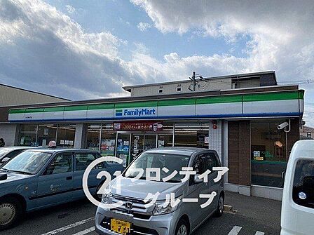 徒歩5分。駅から徒歩7分のファミリーマート伏見舞台町店。ATMやイートインコーナーも設置されており、ちょっとした休憩にも便利です。近くにはマンションもあり、地域住民に親しまれています。 360m
