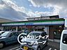 周辺：徒歩5分。駅から徒歩7分のファミリーマート伏見舞台町店。ATMやイートインコーナーも設置されており、ちょっとした休憩にも便利です。近くにはマンションもあり、地域住民に親しまれています。 360m