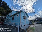 緑豊かな環境に囲まれた外観は、自然との調和を感じさせる心地よい空間です。