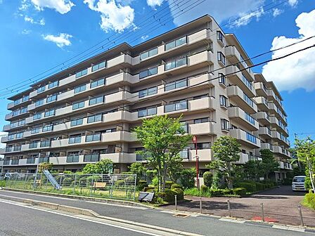 緑が多く落ち着いた雰囲気があり、マンションと周辺の雰囲気が調和されて住み心地が良さそうです。