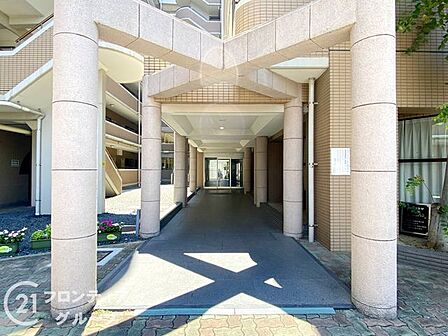 マンションのエントランスは、住まう方々を迎える洗練された空間です。日常の出入りを快適にするための工夫がされています。