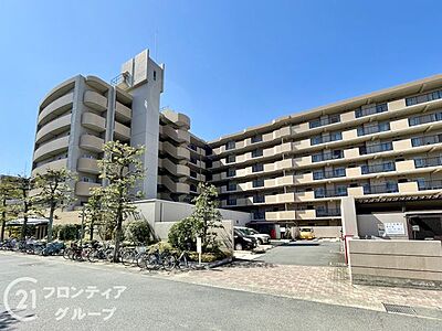 外観:リフォーム済み!キッチンや壁・床を一新した住まい。食器収納に便利なカップボード付きで、和室もあり落ち着いた空間です。近鉄「伏見」駅まで徒歩15分、伏見住吉小学校まで徒歩12分。 外観:リフォーム済み!キッチンや壁・床を一新した住まい。食器収納に便利なカップボード付きで、和室もあり落ち着いた空間です。近鉄「伏見」駅まで徒歩15分、伏見住吉小学校まで徒歩12分。