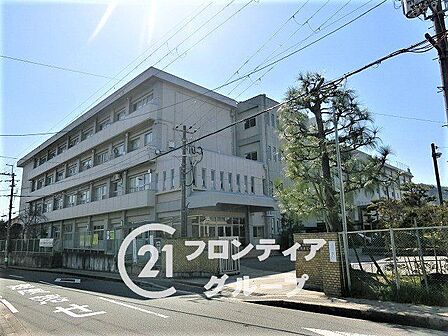 長岡京市立長岡第二中学校 徒歩11分。 870m