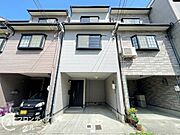しっかりとした造りの外観は、安心感を与える堅牢なデザインです。長く住み続けられる住まいです。