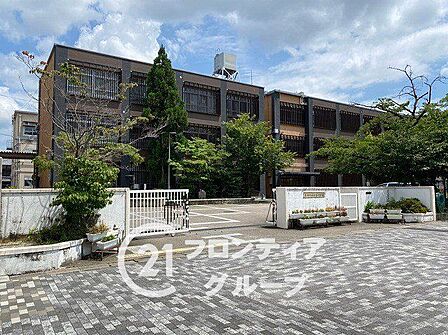 京都市立西ノ京中学校 徒歩10分。 740m