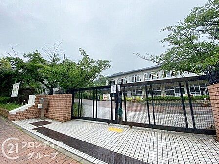 京都市立桂坂小学校 徒歩10分。 800m