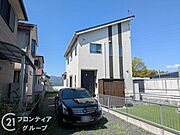 外観は周囲の街並みに美しく調和するシンプルなデザインです