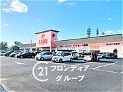 ラ・ムー八幡店 徒歩10分。 750m