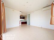 リビングは、広々とした空間で、家族や友人との時間を楽しむのにぴったりです。快適な居住空間を提供します。