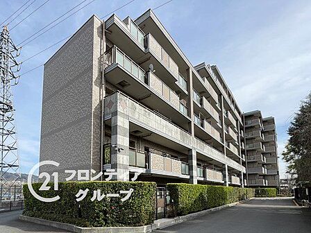 モダンなデザインが魅力のマンション外観は、スタイリッシュで洗練された印象を与え、住む人のセンスを引き立てます。周囲の景観とも調和し、日々の生活に彩りを添えます