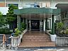エントランス：落ち着いた雰囲気のエントランスは、訪れる人に心安らぐ空間を提供し、温かく迎えてくれます！