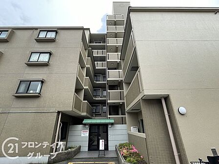 機能性とデザイン性を兼ね備えたマンション外観は、住む人に快適な生活を提供します。スタイリッシュなデザインが魅力で、日々の生活に彩りを添えます