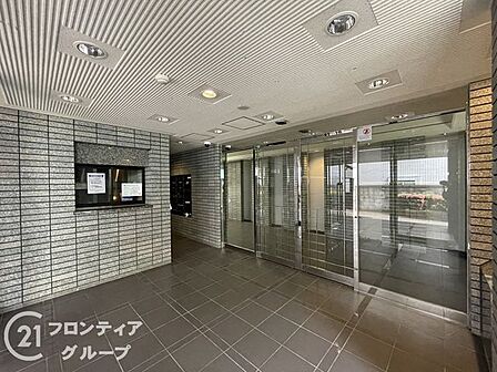 シンプルなロビーですが、住む人にとって居心地の良い空間を提供します
