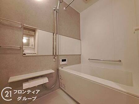一日の疲れを優しく解きほぐす、落ち着いた色調で統一されたラグジュアリーなバスルームです。広々とした浴槽でゆっくりと足を伸ばせば、自宅にいながら高級スパのような至福のひとときを堪能できます