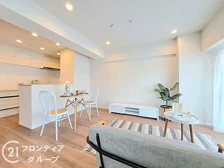 大きな窓のあるリビングは、陽光あふれる明るい空間です。居心地良く、ご家族皆がゆったり寛げる憩いの空間となりそうです。