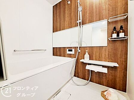 清潔感あふれるバスルームで、毎日の疲れを癒せます。明るく開放的な空間で、リフレッシュできるひとときをお楽しみください。