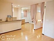 リビングは、シンプルでありながらも高級感のあるデザインです。快適な暮らしをサポートします。