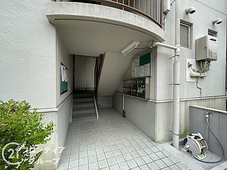 落ち着いた雰囲気のエントランスは、訪れる人に心安らぐ空間を提供し、温かく迎えてくれます!