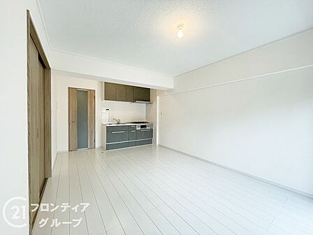 大きな窓から心地よい光が注ぎ込む、明るく開放的なLDK空間。家族みんなが自然と集まり、ゆったりと寛げる広さを確保しています。どんな家具とも相性の良い、ナチュラルで洗練された内装デザインです。