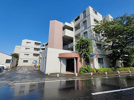 シンプルながらも存在感のあるマンション外観は、住む人を魅了し、日常に特別な時間をもたらします。都会的なデザインが魅力で、住む人に誇りを与える空間です