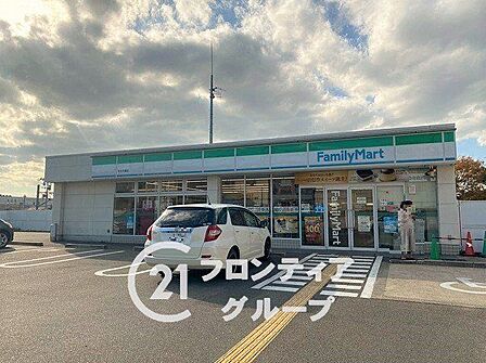 ファミリーマート宇治木幡店 徒歩13分。 1030m