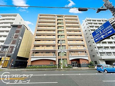 都会の街並みに美しく調和する、洗練されたモダンな外観デザインです。都会生活を象徴するような佇まいは、訪れる人を魅了するほどのステータス感に満ちあふれた理想の邸宅！