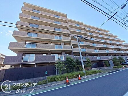 青空に向かって堂々とそびえ立つ姿には、マンションならではの圧倒的な存在感がありますね!重厚感あふれるモダンなフォルムが、ここで始まる新しい暮らしへの期待を優しく高めてくれることでしょうね!