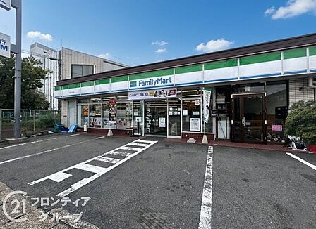 ファミリーマート六地蔵駅前店 徒歩2分。 150m